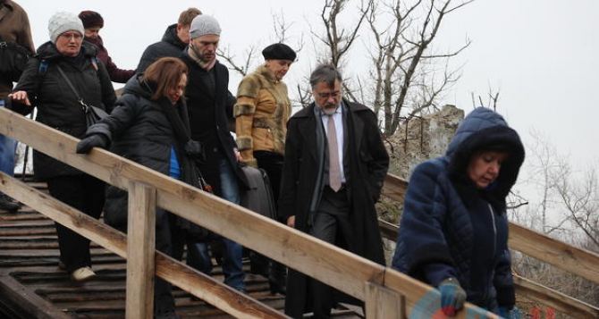 Представитель ООН посетила КПВВ «Станица Луганская» и изучила возможность восстановления разрушенного моста