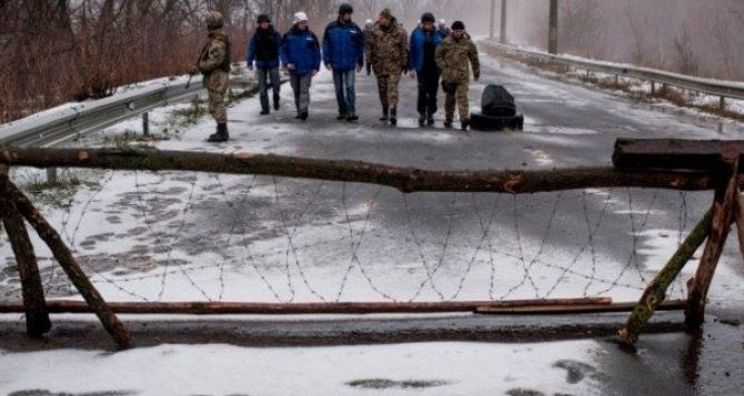 Мешок денег передали из Луганска в Киев на мосту возле Счастья