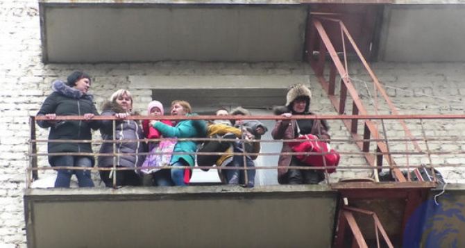 В Луганске пожар в общежитии. 22 человека спасено с помощью автолестниц, троих вынесли на руках