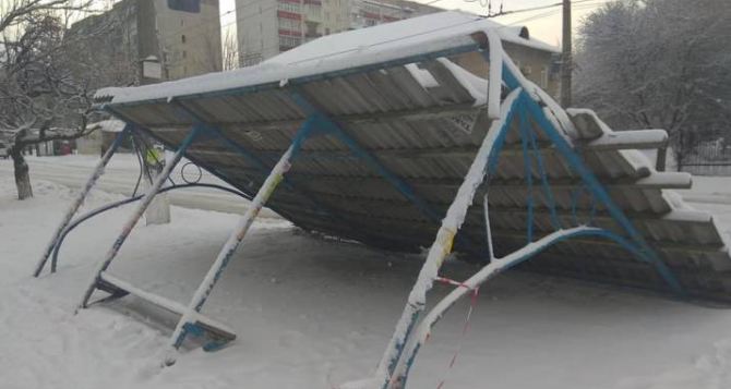 От снега в Лисичанске упала автобусная остановка, а в Брянке крыша жилого многоквартирного дома