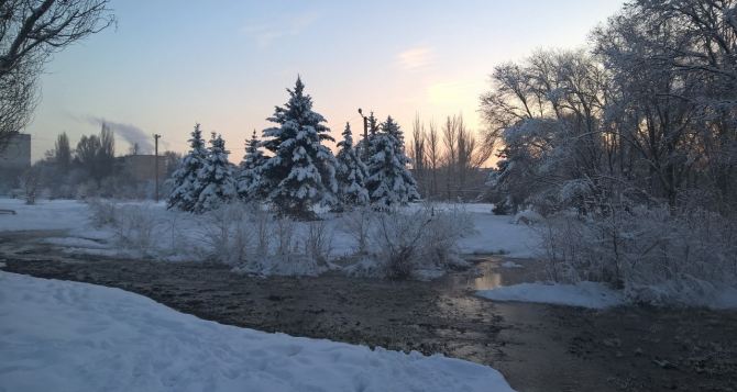 В Луганске вода по графику, а по парку «Дружба» уже несколько дней течет горячий ручей