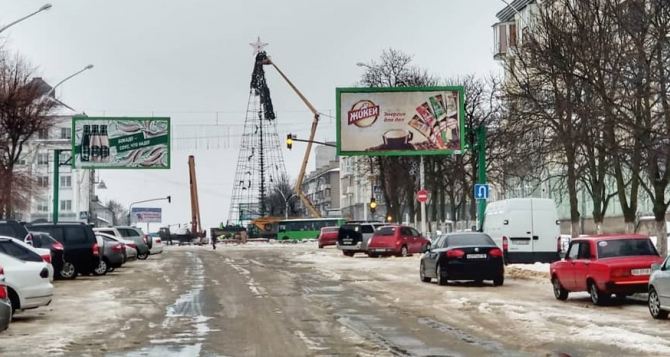 В Луганске разбирают «елку» у драмтеатра и другие ФОТО зимнего Луганска