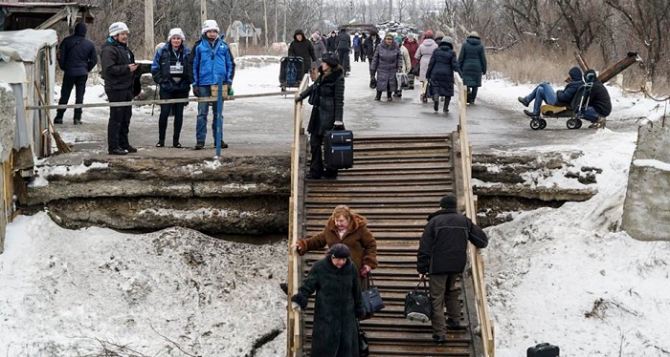 Между «нулевыми» блокпостами на КПВВ «Станица Луганская»  умер пожилой мужчина
