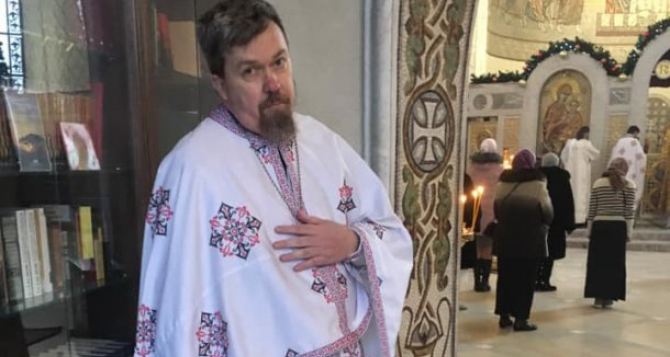 Впервые в Луганской области православный священник заявил о переходе храма в автокефальную церковь. Община пока согласия не дала