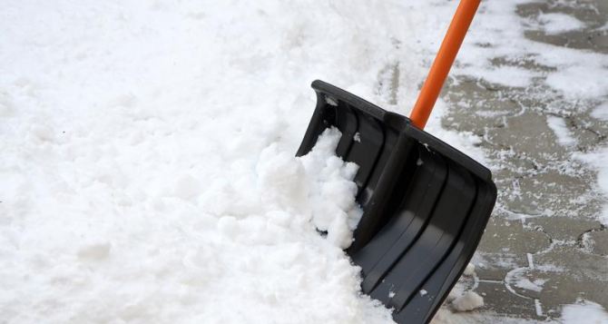 Администрация Луганска призывает очищать прилегающие территории от снега и наледи