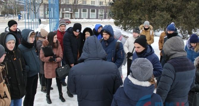 На Театральной площади Луганска собрались студенты из семи ВУЗов.