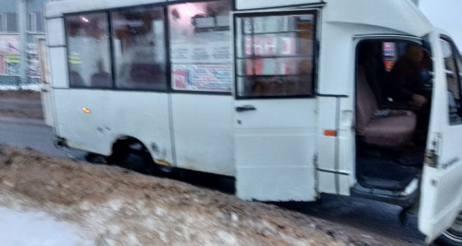 В Луганске опять ЧП с маршруткой. Колесо оторвалось на полном ходу. ФОТО