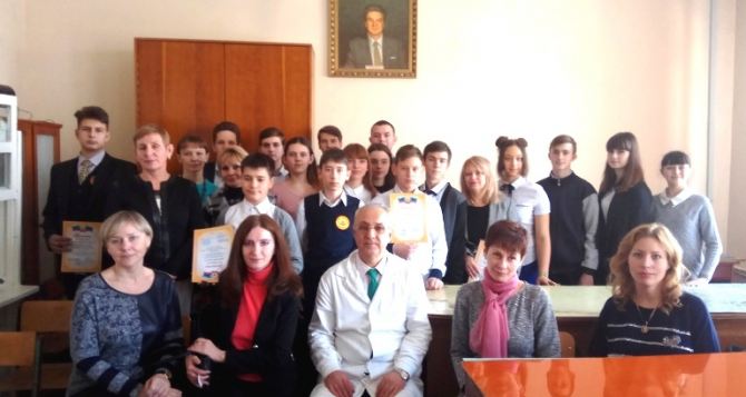Учащиеся 22 луганских школ приняли участие в турнире юных химиков памяти Шаранина