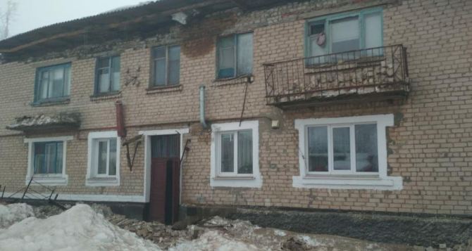 На Луганщине обрушилась крыша многоквартирного жилого дома. Пять семей эвакуировали. ФОТО