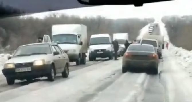 Дорога «Красный Луч — Луганск» — ледяная колея. Движение затруднено
