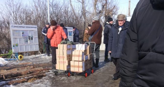 Как через КПВВ «Станица Луганская» десятками тонн переправляют продукцию «РОШЕН». ФОТО