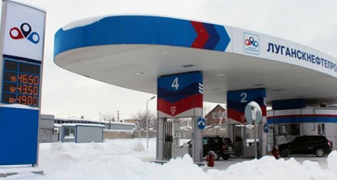 23 февраля в Луганске на 2,3 рубля снизят цены на бензин.