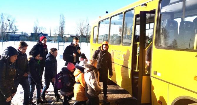 По Станице Луганской ездит специальный автобус для детей