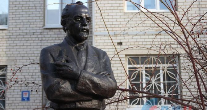 В Луганске отметили 80 лет со дня рождения известного врача Юрия Ененко