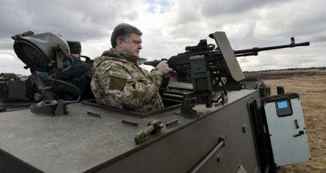 Порошенко заявил, что отправляется на фронт в Донбассе