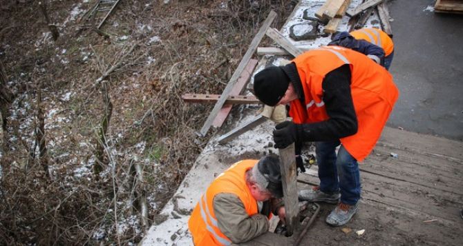 На КПВВ «Станица Луганская» провели ремонт деревянных конструкций на разрушенной части моста