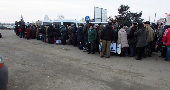 Как пересекали КПВВ «Станица Луганская» жители Луганска в субботу. ФОТО
