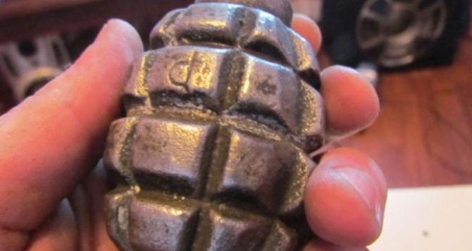 В Лисичанске на улице нашли гранату
