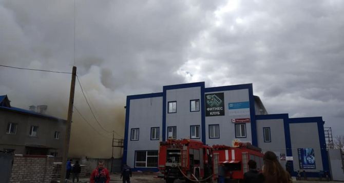 В Старобельске — масштабный пожар в торговом центре. ФОТО
