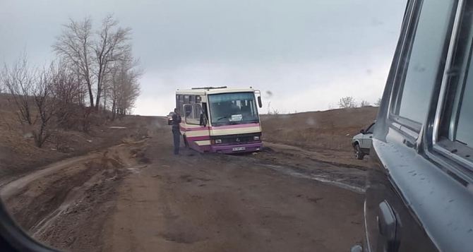 Под рейсовым автобусом провалился асфальт в Марковском районе. ФОТО