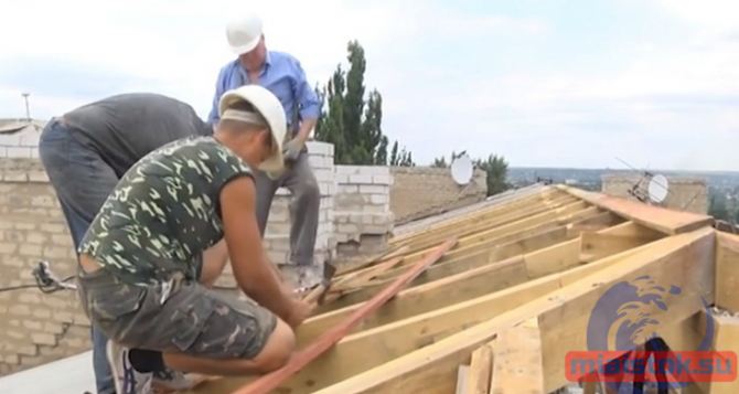 В Луганске до сих пор восстанавливают жилые дома поврежденных обстрелами