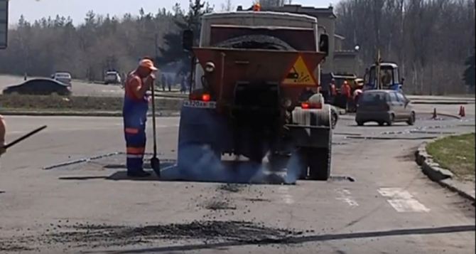 Дорожники Луганска приступили к укладке асфальта