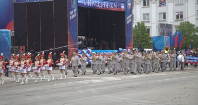 Парад трудовых коллективов прошел в Луганске 1 Мая