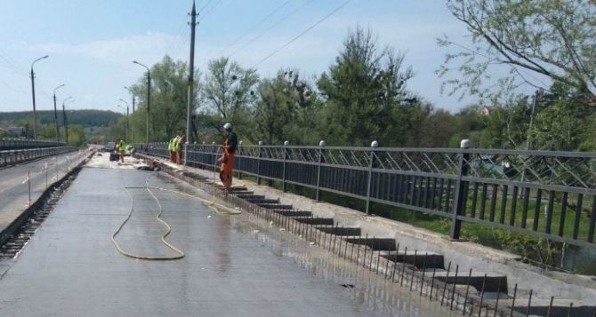 Активно идет ремонт моста через Северский Донец. ФОТО