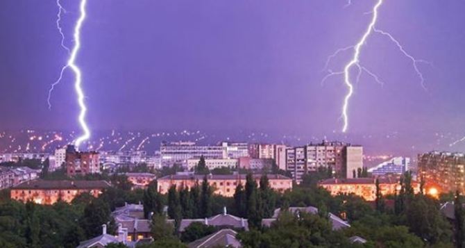 В 7 утра 9 мая молния попала в центральную телебашня Луганска. Нанесен серьезный ущерб. ФОТО, ВИДЕО