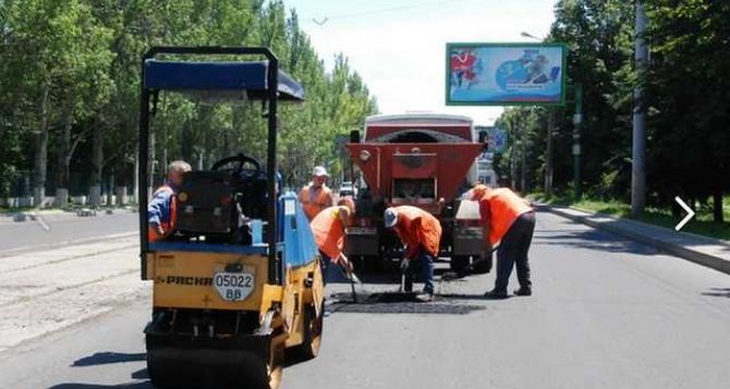 Дорожники за неделю отремонтировали более 2 тысяч квадратных метров дорог в Луганске