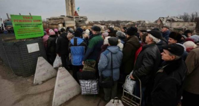 Стало известно сколько человек перешли КПВВ «Станица Луганская» в апреле