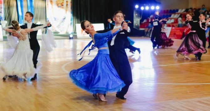 Более 600 танцоров Донбасса приняли участие в соревнованиях по спортивным танцам
