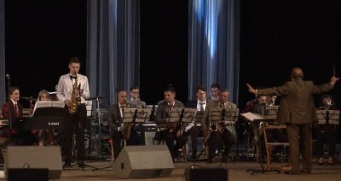 Воспитанники столичных школ искусств выступили с оркестром театра эстрадной музыки и песни