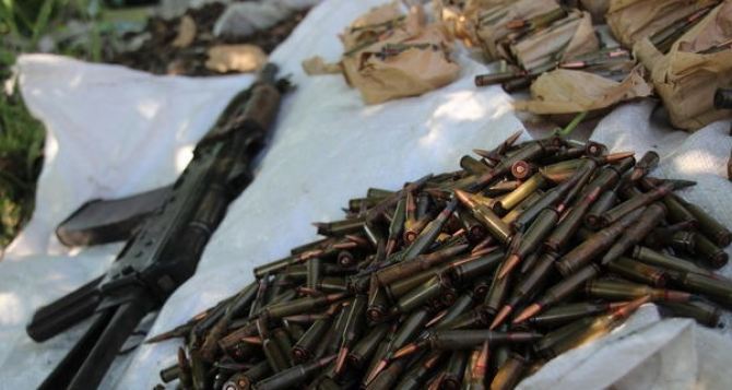В пригороде Луганска обнаружен тайник с оружием и боеприпасами. ФОТО