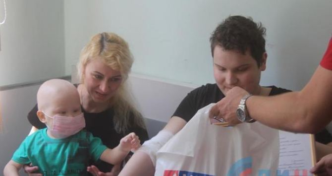 Активисты «Волонтера» привезли подарки больным детям