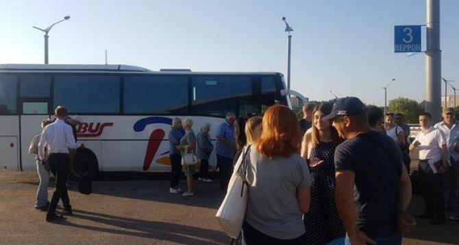 Первая группа луганчан отправилась сегодня в Новошахтинск для получения паспортов РФ. ФОТО