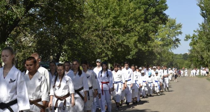 300 каратистов вышли на «Тропу Самурая» под Лутугино