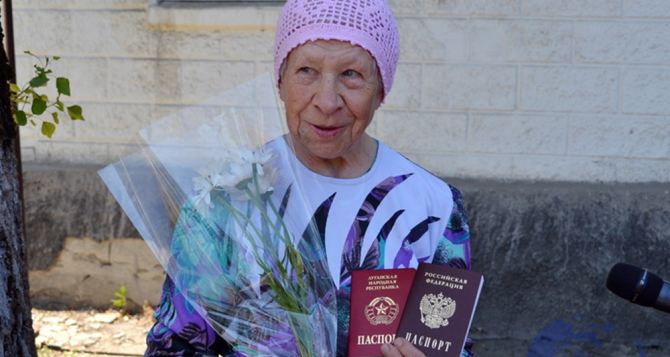 Как луганчане проходят процедуру получения паспорта РФ в Новошахтинске. ФОТО
