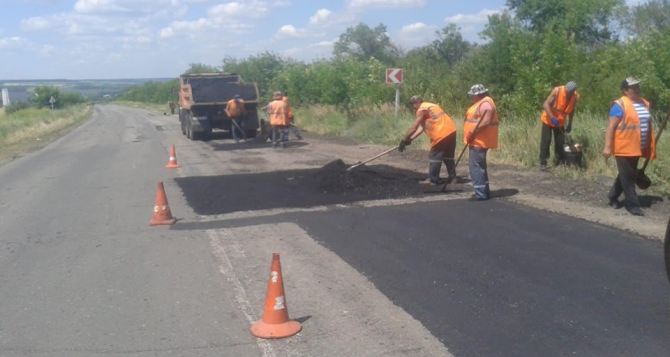 Начался ямочный ремонт дороги из Новоайдара до Счастья