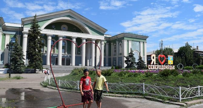 В Северодонецке из-за жары установили освежающий душ в центре города