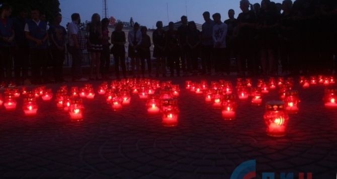 В Луганске в четыре часа утра зажгли свечи в память о начале Великой Отечественной войны. ФОТО