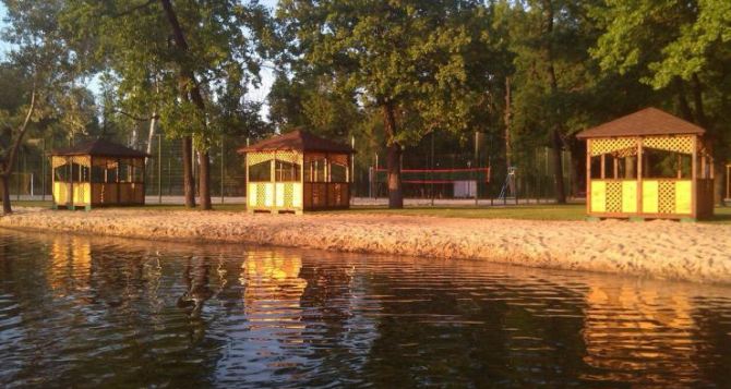 В озере Песочное в Рубежном продолжают купаться люди, не смотря на уже 40 госпитализированных пострадавших