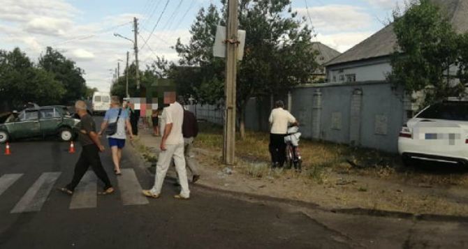 «Мерседес» смял «Жигули» и снес бетонный забор. ДТП с пострадавшими произошло в Рубежном.ФОТО