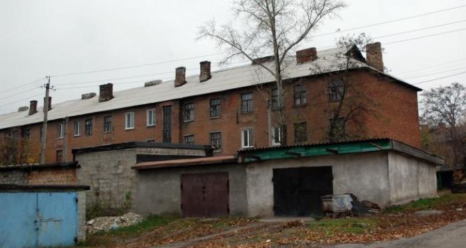 В четыре часа утра начал разрушаться жилой дом в Лисичанске. В доме проживал 61 человек, в т.ч. 22 ребенка
