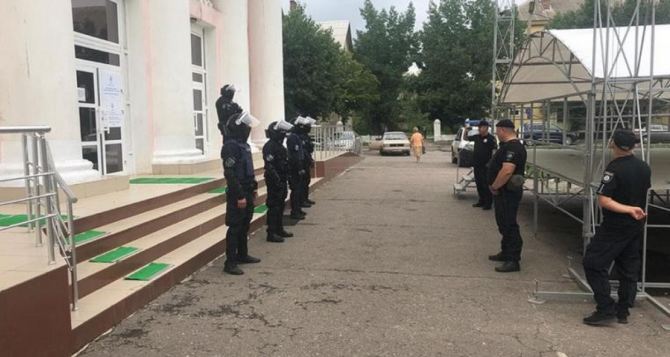 Полиция усиленно охраняет два избиркома в Луганской области