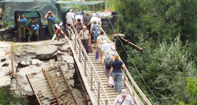 На ремонт моста в Станице Луганской понадобятся несколько месяцев