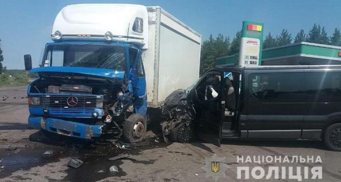 В Счастье грузовик врезался в маршрутку: 8 пострадавших