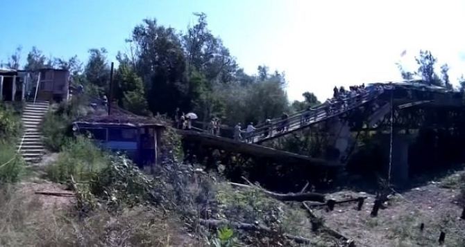 У моста со стороны Станицы Луганской продолжается разминирование