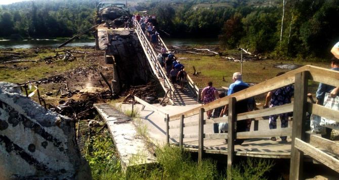 Украина приостановила работы по демонтажу оборонительных укреплений на мосту в Станице Луганской. ФОТО