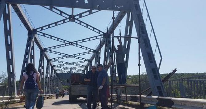 В Луганске готовят сварочные аппараты для восстановления несущих связей моста в Станице. Потом заменят ограждения и асфальт